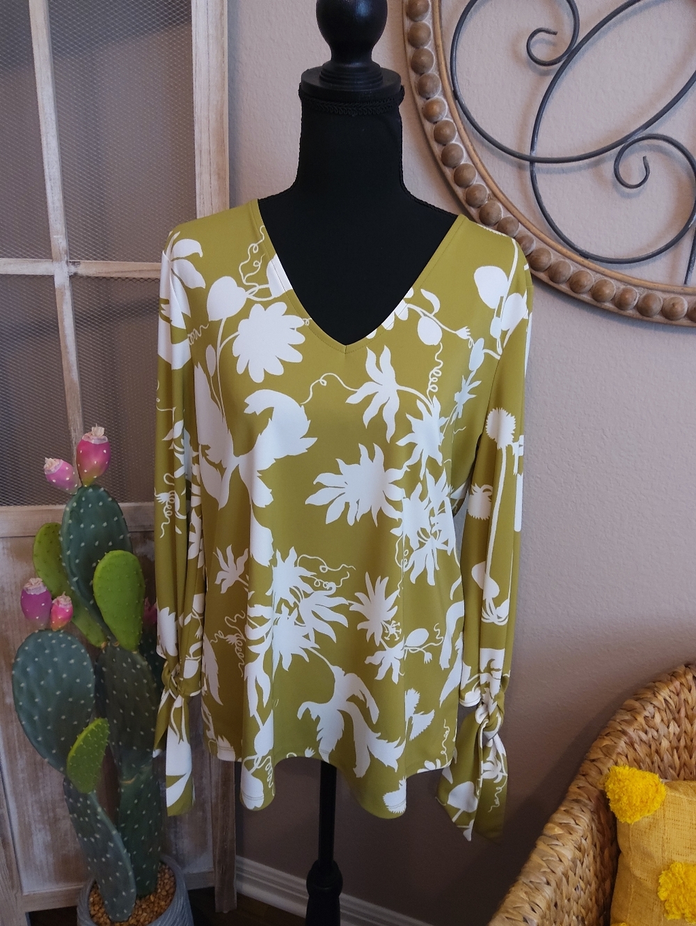 Ann Taylor Green and White Floral V-Neck Blouse